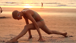 Секси йога сесия на плажа