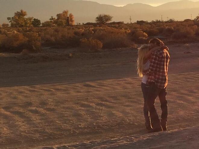 Бритни Спиръс се целува с младок в пустинята