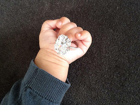Годежният пръстен на Ким Кардашиян се озова в ръцете на дъщеричката ѝ 