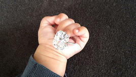 Годежният пръстен на Ким Кардашиян се озова в ръцете на дъщеричката ѝ 