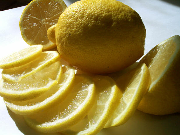 Как да обработим лимоновата кора без ренде? 