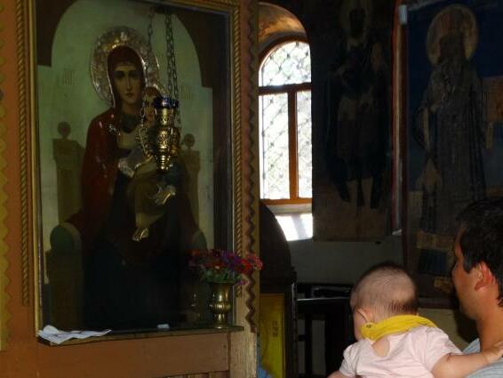 Чудотворната икона на Богородица лекува с поглед и дарява с деца