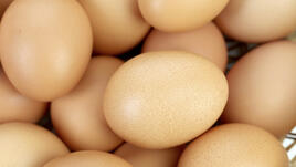 Спестете време и нерви: вижте как да обелите твърдо сварени яйца