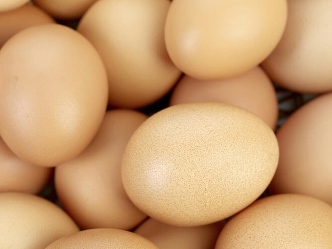 Спестете време и нерви: вижте как да обелите твърдо сварени яйца