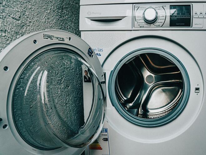 Какви са ползите от това да перем дрехите си наопаки?
