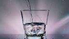 Спрете да пиете вода в тази поза - вредно е за здравето!