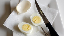 Кулинарен трик: да обелим твърдо свареното яйце 