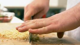 Кулинарен трик: да нарежем скилидките чесън 