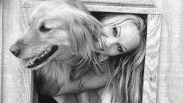 <p><strong>Памела Андерсън</strong></p>
<p>Звездата Памела Андерсън е ревностен почитател на животните, заради които е отказала и месото. Тя е член на организацията за защита правата на животните PETA и участва в много от техните кампании. На снимката е с едно от кучетата си порода Голдън Ретривър. </p>
