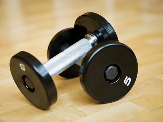 Основи на тренировката с тежести: Повторения и серии