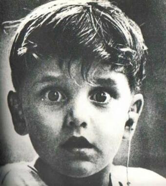Това е изражението на малкия Харълд Уитълс, когато за първи път през живота си чува звук с помощта...