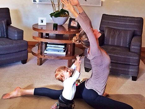 Жизел Бюндхен и малката Вивиан отново правят йога заедно 