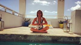 Линдзи Лоън медитира покрай басейна  