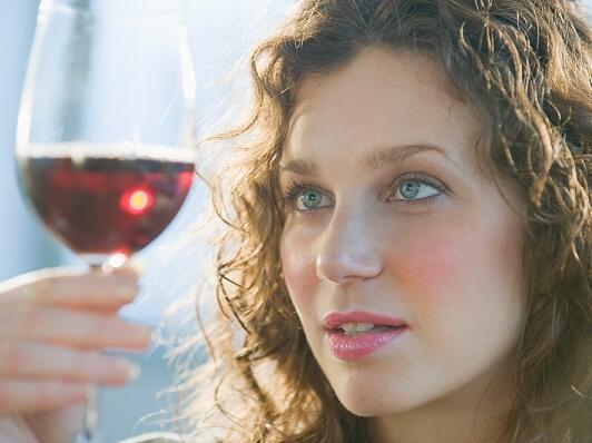 Защо алкохолът е по-опасен за жените? 