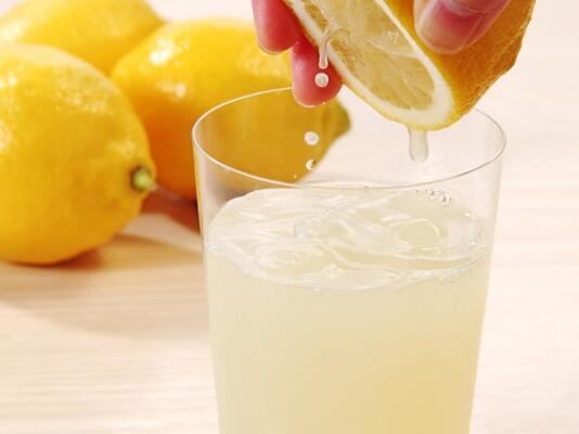 Няколко причини да пиете лимонов сок сутрин
