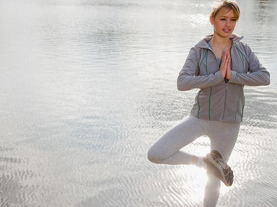 По-здрави и щастливи с 15 минути йога 
