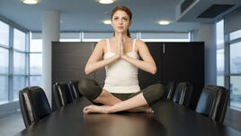 5 йога пози подходящи за работното ви място
