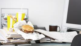 Офис-врагове на диетата: Колегата чревоугодник