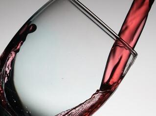 Американски експерти: За борба с килограмите включете и червено вино	
