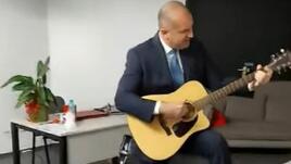 ВИДЕО показва как президентът Радев пее и свири на китара