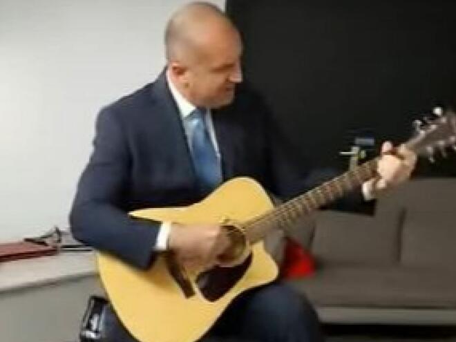 ВИДЕО показва как президентът Радев пее и свири на китара