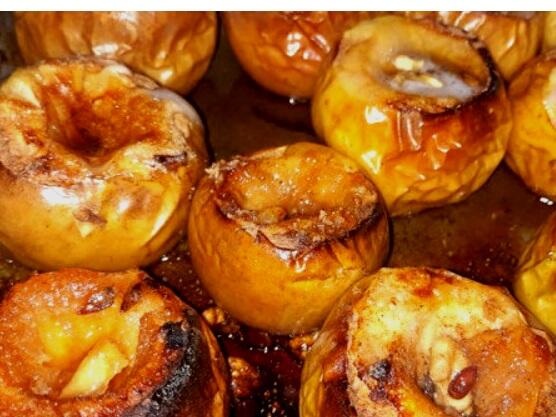 Лесен празничен десерт: Канелени ябълки с кафява захар и манов мед

