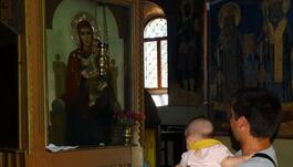 Чудотворната икона на Богородица лекува с поглед и дарява с деца