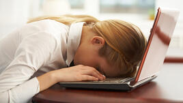 Заспиването в лошо настроение подсилва негативните емоции
