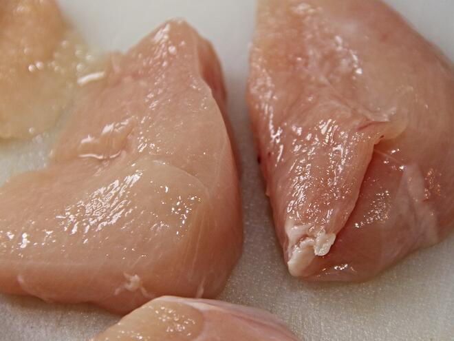 Как да изчистим месото от химикали преди готвене?

