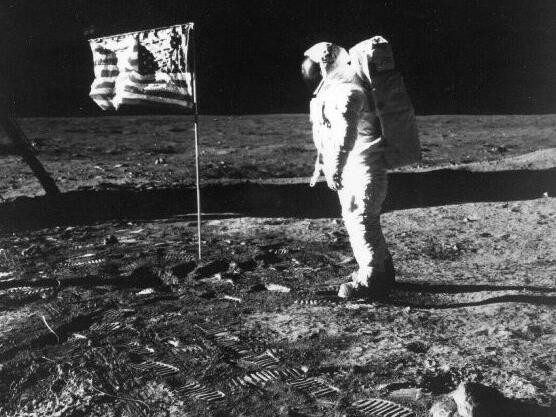 Армстронг: Дадено ни беше да разберем, че Луната е заета