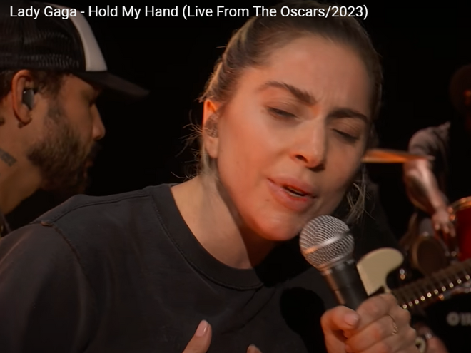 Без грим, с напукани устни и по дънки: Лейди Гага разплака Dolby Theatre на "Оскари"-те (ВИДЕО)