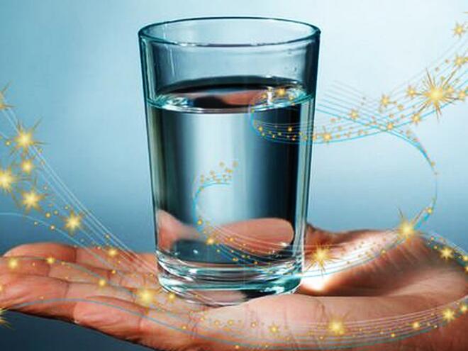 Какво се случва с тялото, ако пиете само вода вместо други напитки?