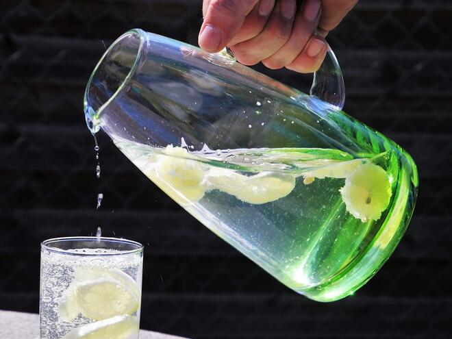 Лимоновата вода вреди на зъбите, ето как да я пиете безопасно
