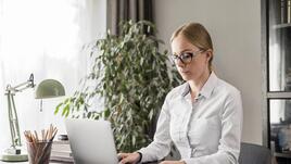 Защо по-умните жени трудно откриват любовта?