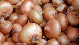 Ето как да режем лука, без да ни текат сълзи