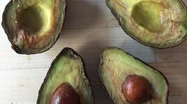 Ако авокъадото покафенее: Развалено ли е и можели да ке яде?