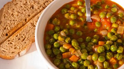 Вкусни чушки с доматен сос и грах яхния за постите