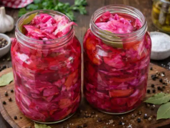 Мариновано зеле с цвекло в буркан, готово само за 24 часа!