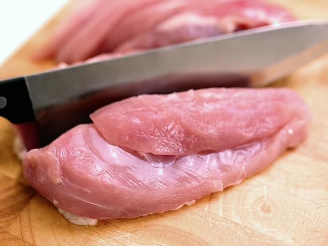 Как да нарежем месото преди готвене, за да не стане жилаво
