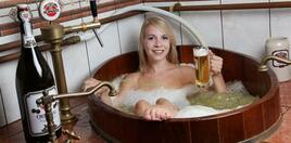 Необичайни спа процедури: вана с бира 