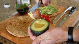 Кулинарен трик: да махнем костилката на авокадото 