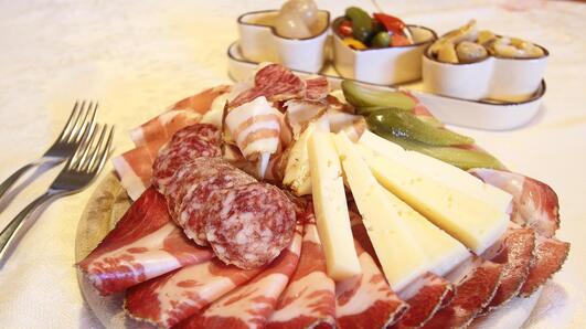 Микробната трансглутаминаза, или "лепило за месо": Има ли опасност?